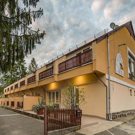 Lipicai Hotel Es Etterem Szilvásvárad Buitenkant foto